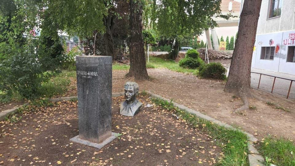 OSKRNAVLJENA BISTA Vandalizam kod OŠ ,,Dušan Korać‘‘ u Bijelom Polju