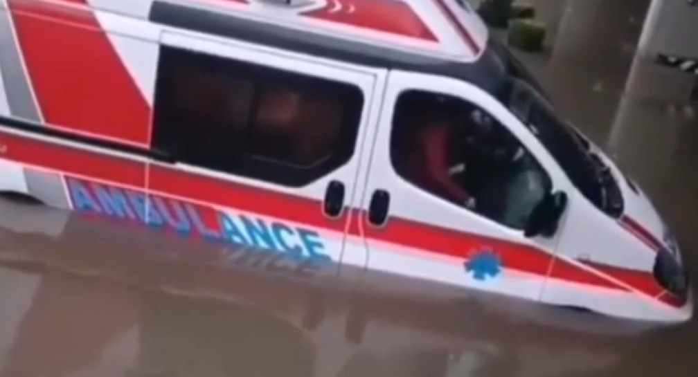 JAKO NEVRIJEME POGODILO SKOPLJE Vjetar čupao stabla i nosio krovove kuća, automobili plutaju po ulici (VIDEO)