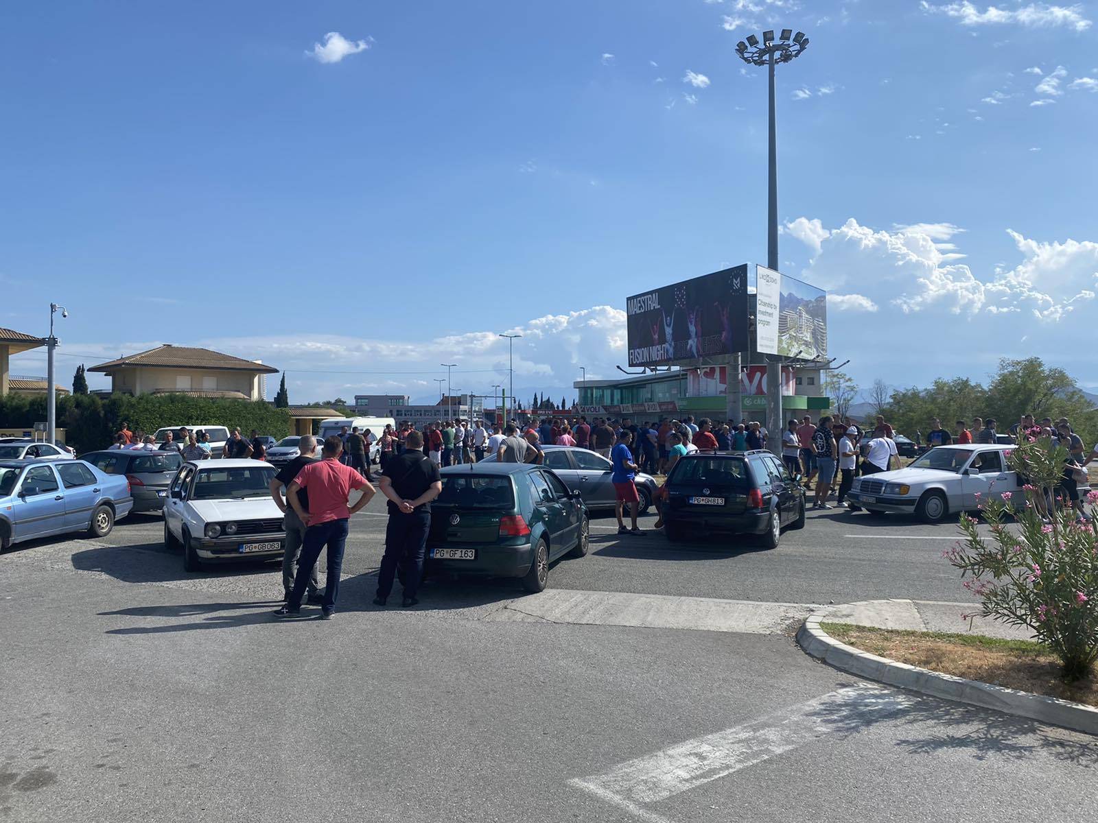 OČEKUJU DOLAZAK POSLANIKA Blokada u Golubovcima i dalje traje