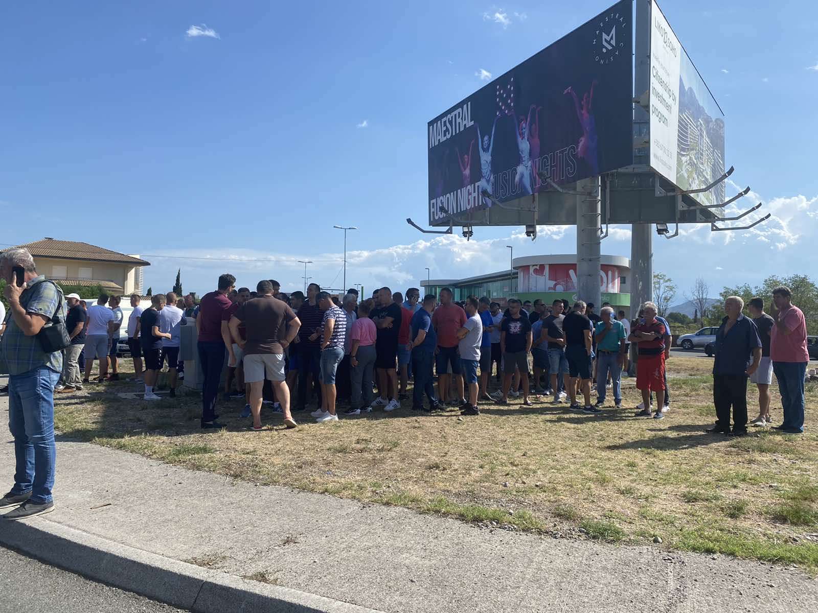 NE ŽELE OPŠTINU! Zećani blokirali saobraćajnicu (FOTO/VIDEO)