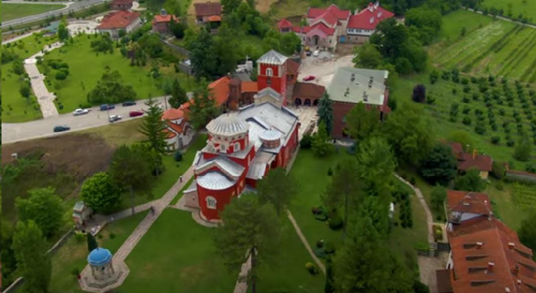 Vandalizam u manastiru Žiča: Posjetioci urezivali svoja imena na freskama