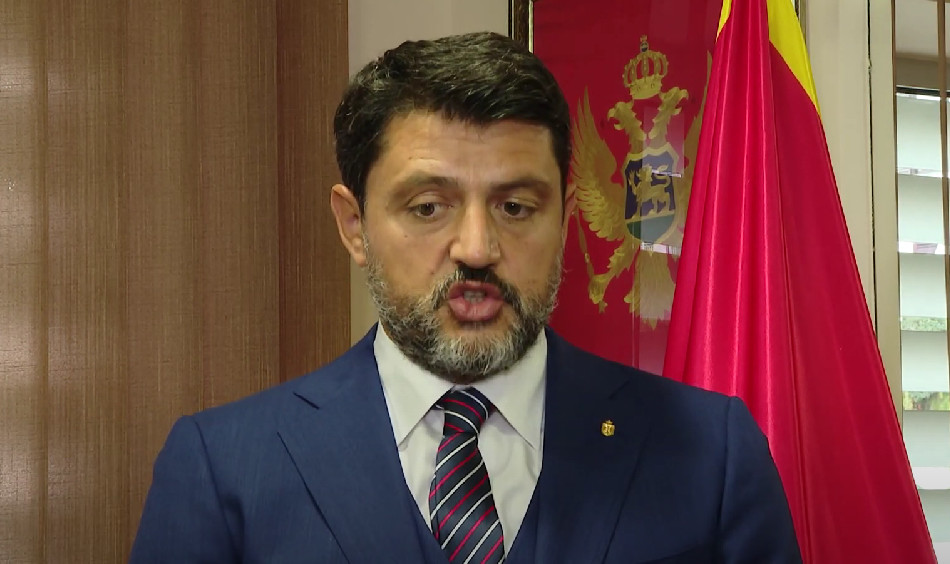 OVO JE UDAR NA SVE SRBE Ambasador Božović: Skandal neviđenih razmjera, zabranjuju mi da uđem u đedovinu!