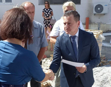 POSEBNA ZAHVALNOST OPŠTINI BUDVI Vojinović uručio ključeve prosvjetnim radnicima iz Budve