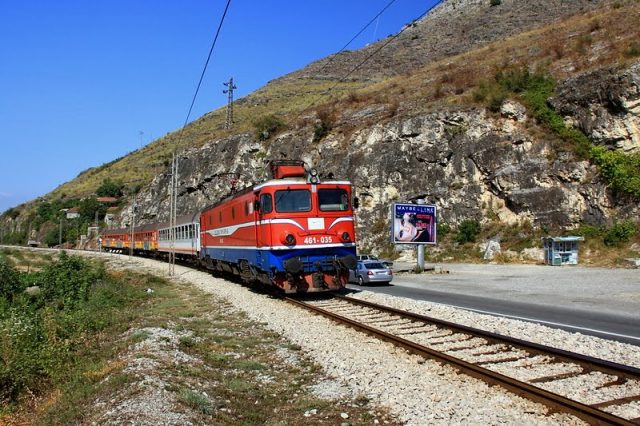 Brzi voz za Bar udario u cisternu kod Valjeva, jedna osoba povrijeđena