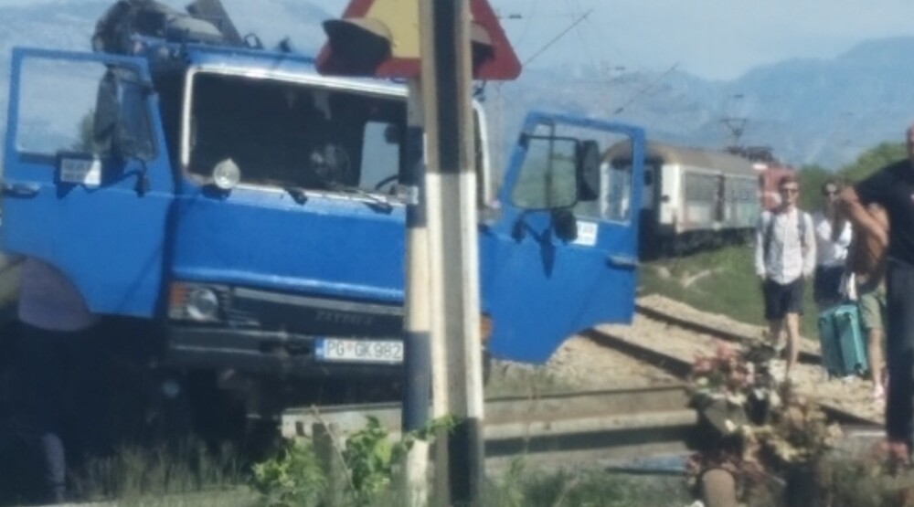 NESVAKIDAŠNJI UDES U ZETI  Voz udario u kamion
