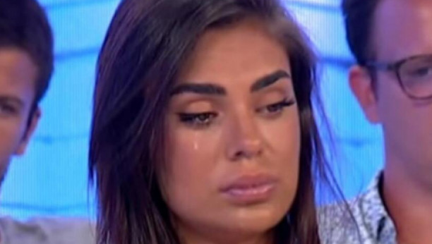 MINA VRBAŠKI RASKINULA SA DEČKOM? Sve vrijeme glume da su u vezi, fanovi ih raskrinkali