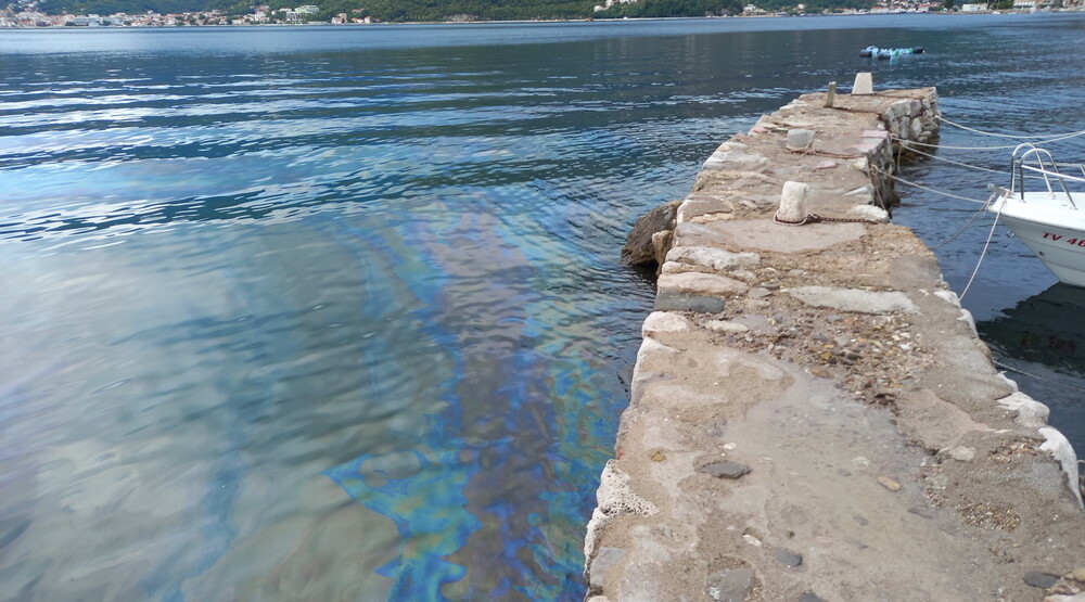 EKOLOŠKI INCIDENT Velika naftana mrlja duž obale u Donjoj Lastvi
