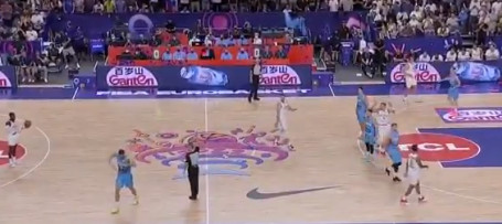 I TO SE DESILO NA EUROBASKETU Sudija povrijedio košarkaša Slovenije