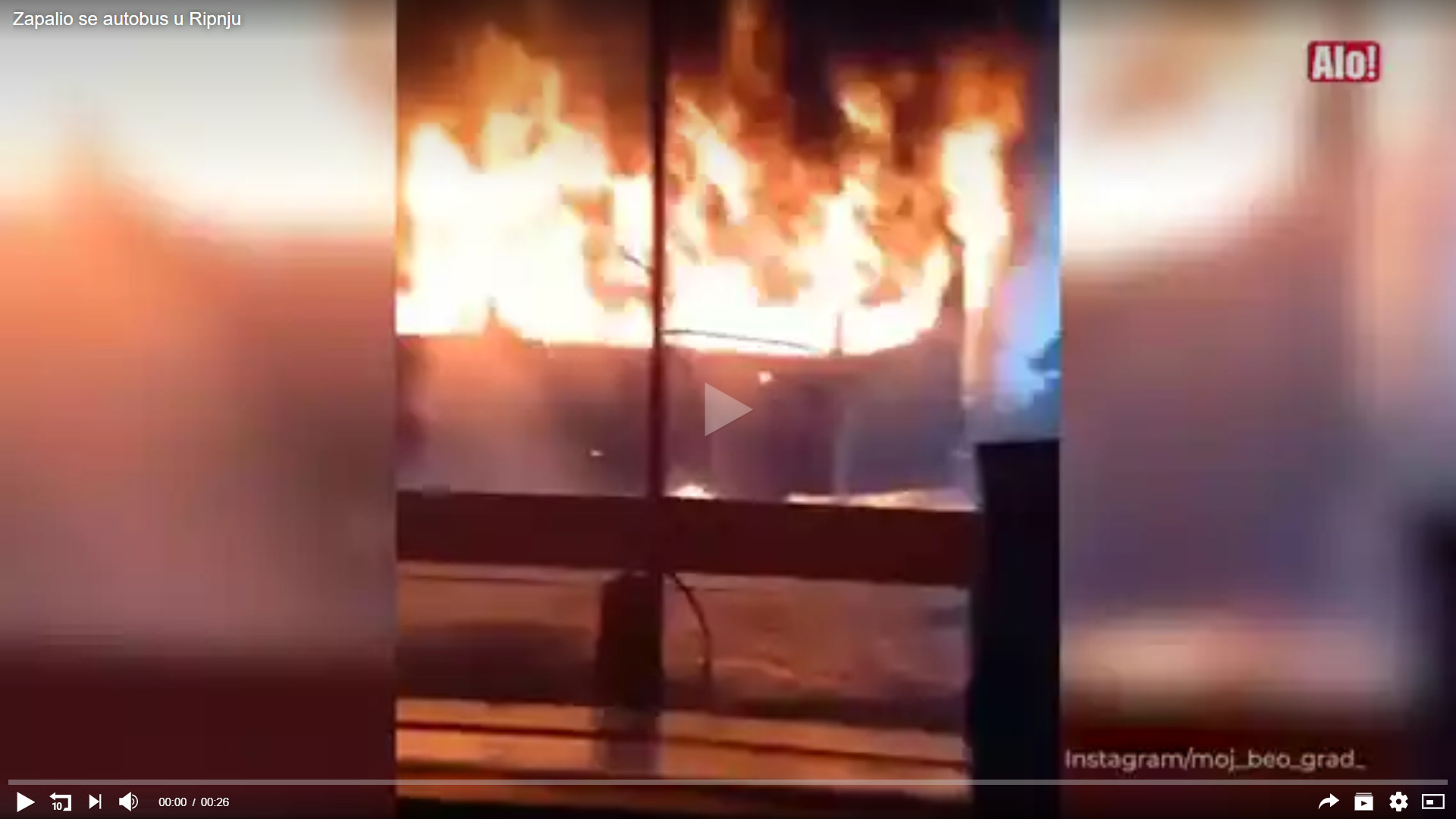 IZGOREO AUTOBUS U RIPNJU Vatrena stihija progutala vozilo, buktinja na sve strane