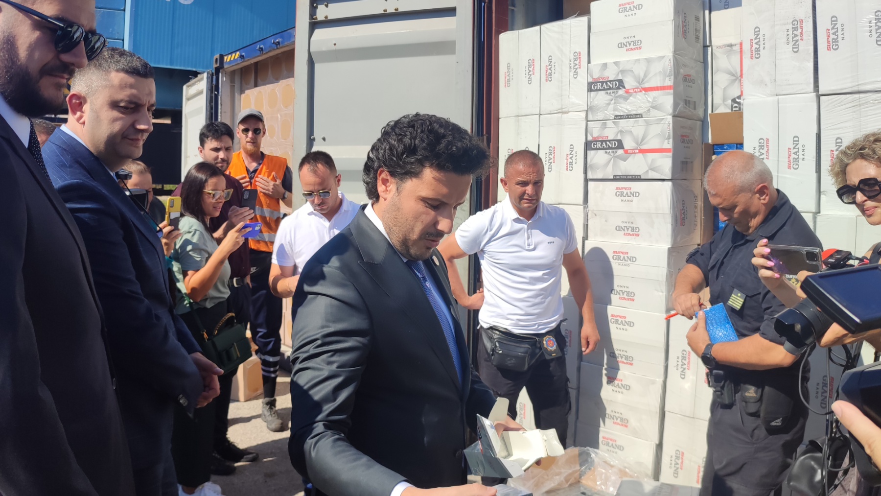 OTKRIVENO I KO JE NARUČILAC! Oduzete cigarete stigle iz Dubaija