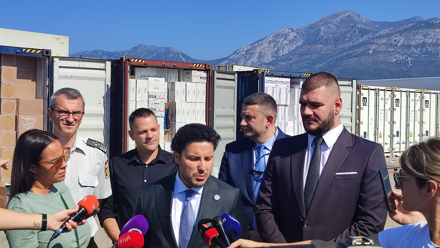 NI PO BABU, NI PO STRIČEVIMA Reakcija Abazovića na hapšenje Miloševića