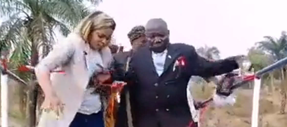 NEREALNA SCENA IZ AFRIKE Srušio se most na otvaranju (VIDEO)