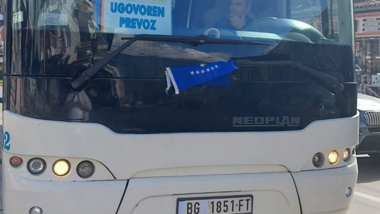 U PEĆI NAPADNUT AUTOBUS SA SRBIMA Albanac kolima blokirao put, prijetio i postavio kosovsku zastavu