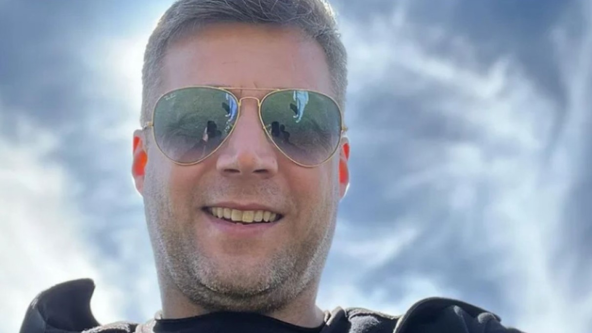 VIŠE NE IZGLEDA OVAKO! Poznati pevač pustio dugu kosu i bradu, ne liči na sebe (FOTO)