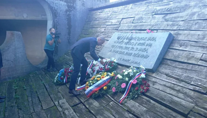 BOŽOVIĆ POLOŽIO VIJENAC U JASENOVCU: „Ovo je najveće mučilište srpskog naroda, ali i sveto mjesto za svakog Srbina“
