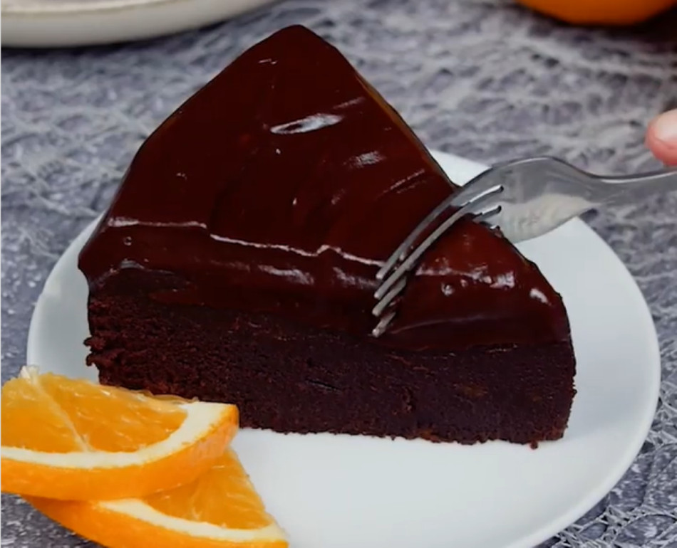 NAJBRŽI RECEPT ZA ČOKOLADNU TORTU: Sastojke umutite i sipajte u posudu, pa pecite samo 6 minuta (VIDEO)