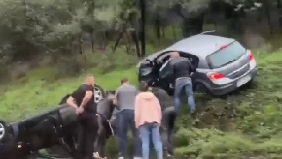 STRAVIČNA NESREĆA U SRBIJI! Djelovi vozila rasuti po putu (VIDEO)