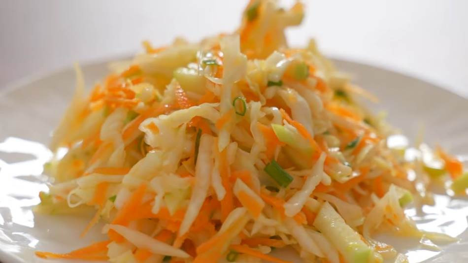 VITAMINSKA SALATA: Tanjir pun zdravlja, a pomaže i u mršavljenju - svi znaju da je kupus niskokaloričan (VIDEO)