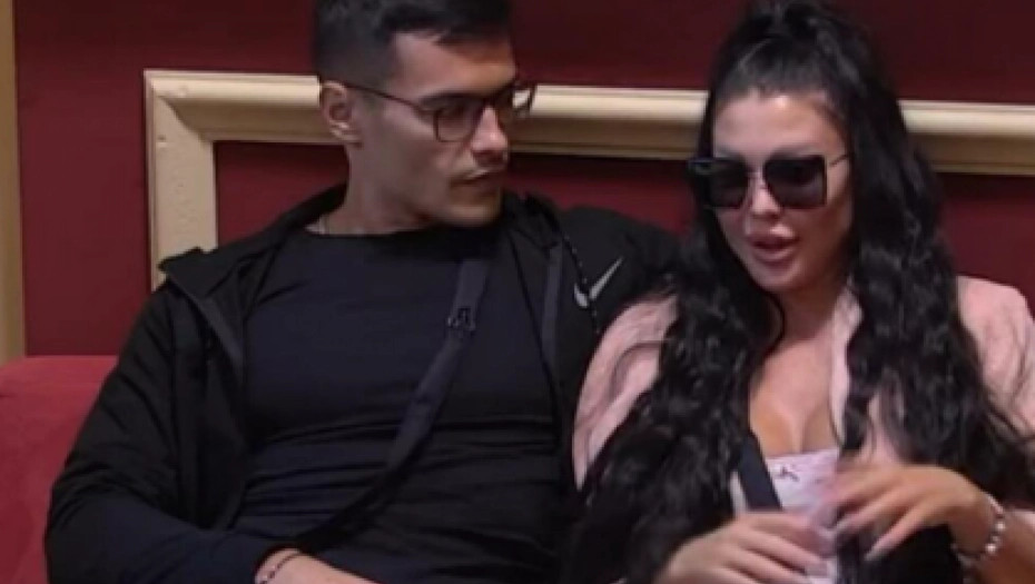 MAJA MARINKOVIĆ GOLA ISPRED MARKA Starleta kao od majke rođena, a njegova reakcija je hit (VIDEO)