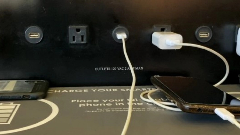 OPASNO JE! Evo zašto nikada ne biste trebali puniti telefon sa javnim punjačima