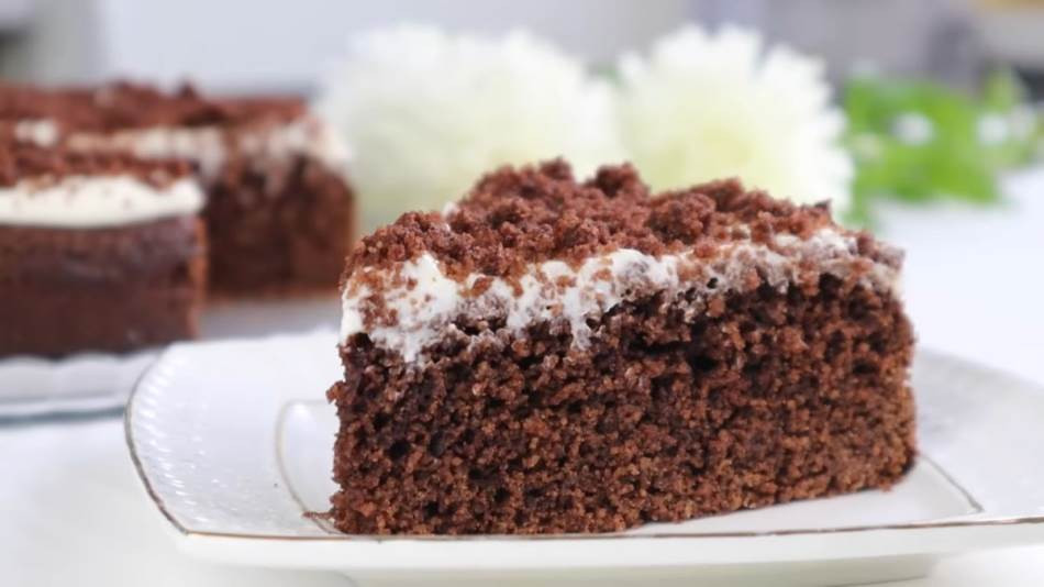 ČOKOLADNA TORTA SA PAVLAKOM: Sve se miješa u jednoj posudi, a najteži deo je da sačekate da se ohladi (VIDEO)