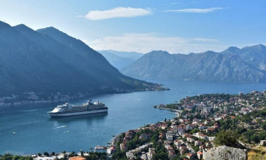 LUKA KOTOR U zalivu danas pet brodova
