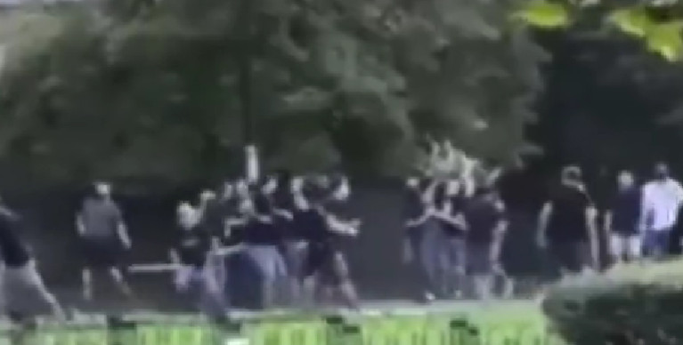UZNEMIRUJUĆE SCENE IZ BEOGRADA: Pojavio se snimak brutalne tuče motkama Grobara i Delija u jednom parku (VIDEO)