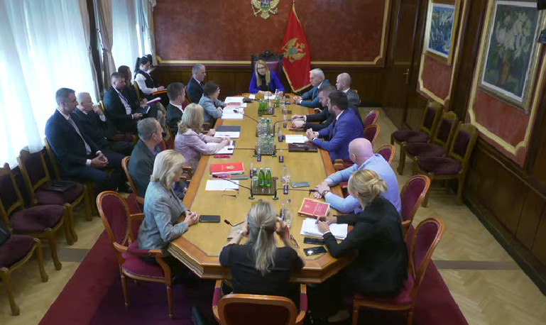 ZAKONODAVNI ODBOR  Đukanović nije došao, odgođena rasprava o skraćenju mandata Skupštini