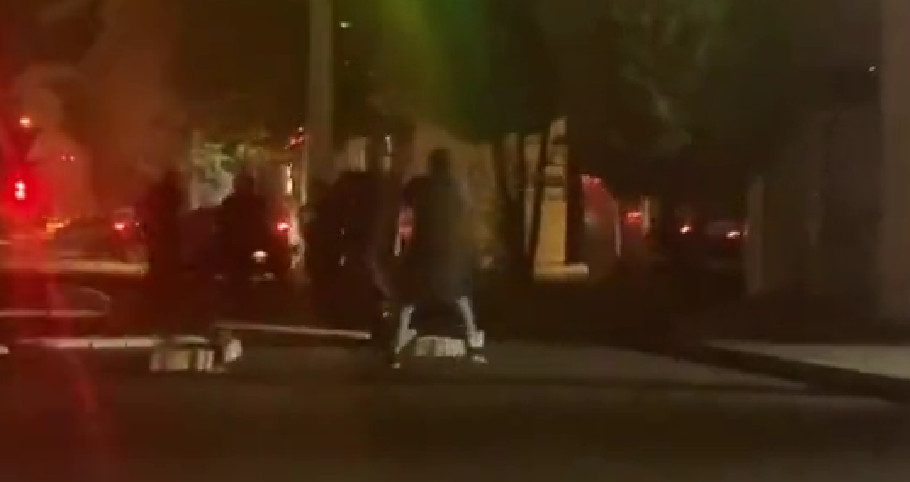 UZNEMIRUJUĆE SCENE IZ IRANA Policija nastavlja torturu - žena im prišla raširenih ruku, odmah počeli da je udaraju pendrecima (VIDEO)