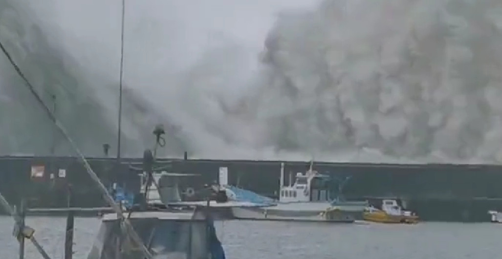 SNAŽAN TAJFUN POGODIO JAPAN Vlasti izdale posebno upozorenje građanima (VIDEO)