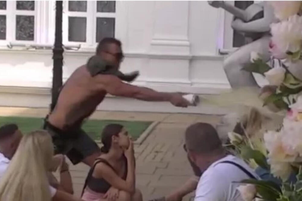 UROŠ ĆERTIĆ ISPOLIVAO JELENU GOLUBOVIĆ! Izbio novi sukob, ne smiruju se, pljuštale ŽESTOKE UVREDE! (VIDEO)