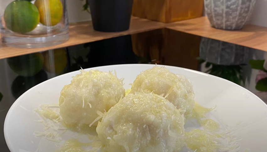 ZAPEČENE KNEDLE SA SIROM Preukusno jelo od bajatog hljeba (RECEPT)