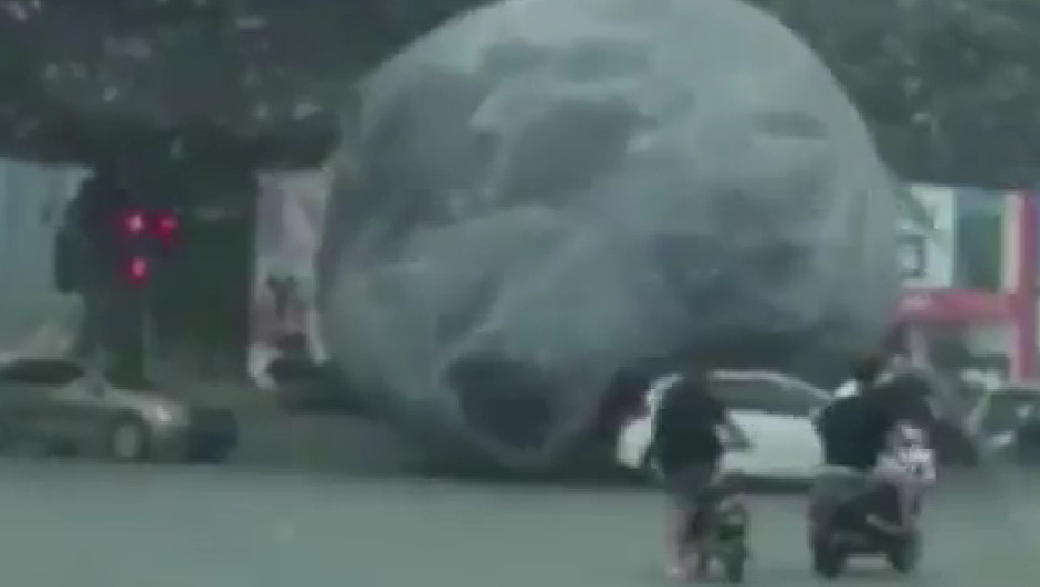 POMETNJA NA ULICAMA KINE: Džinovska replika mjeseca gazila automobile (VIDEO)
