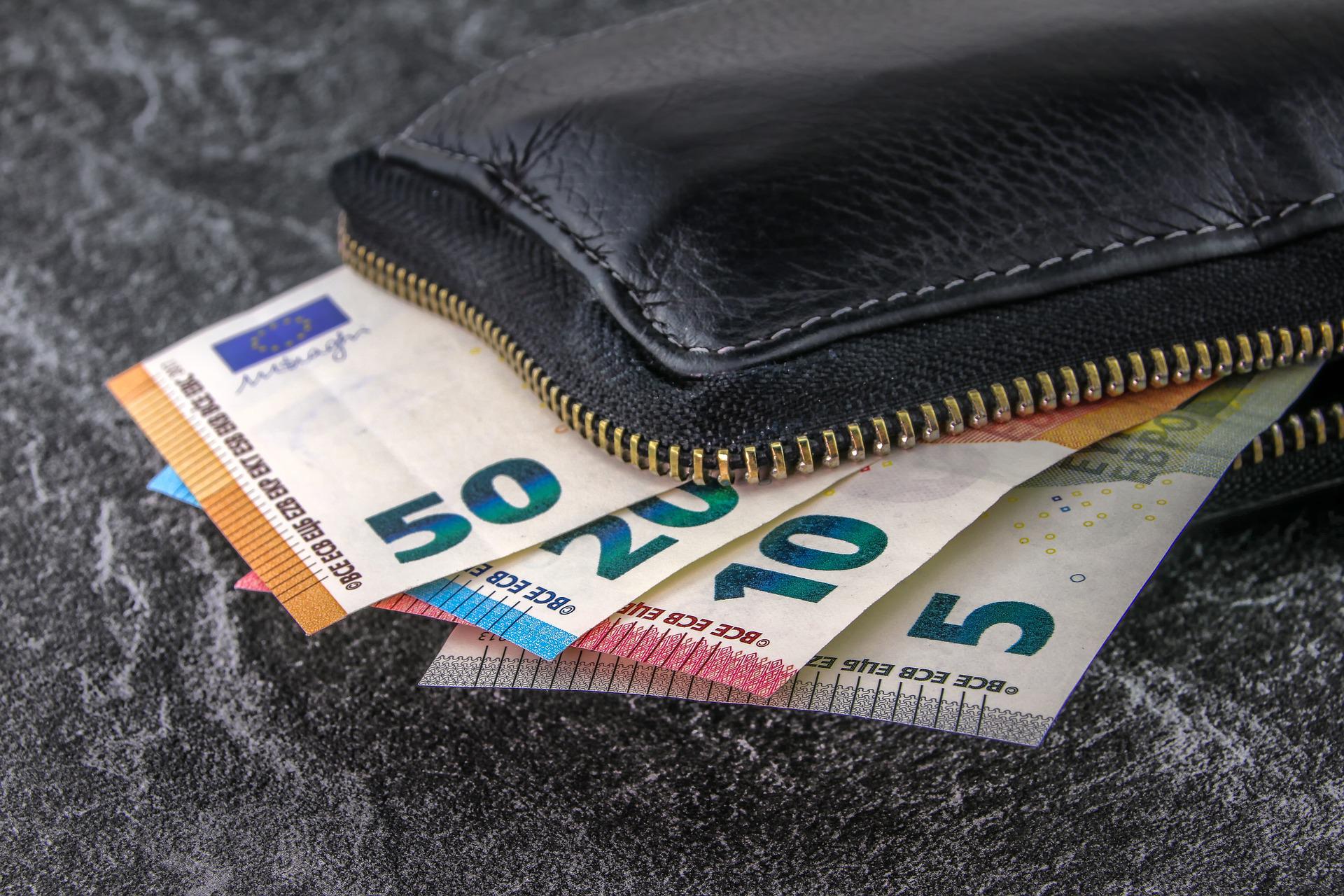 Ministarstvo finansija obećalo veće plate za 12.000 službenika