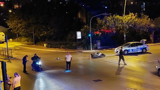 NEPOMIČNO LEŽAO NA BULEVARU Udes u Budvi, motociklista se poklizao i pao!