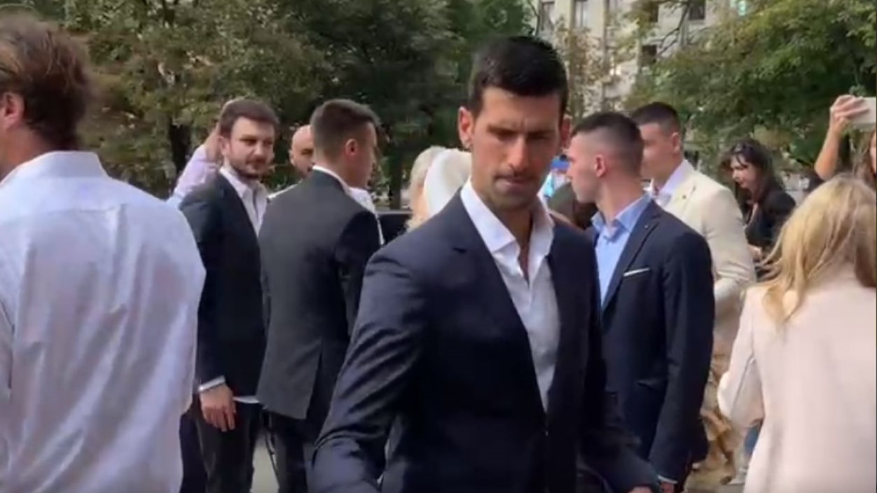 NAJPONOSNIJI SAM, BRAČNI SAVETI ĆE MU SE SAMI KAZATI Novak Đoković na svadbi brata tešio majku, pa naručio ove dve pesme