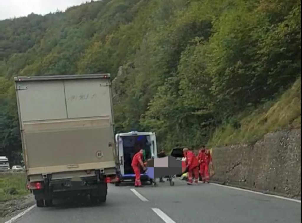 Udes na putu Mojkovac-Kolašin: Povrijeđeno više osoba (FOTO)