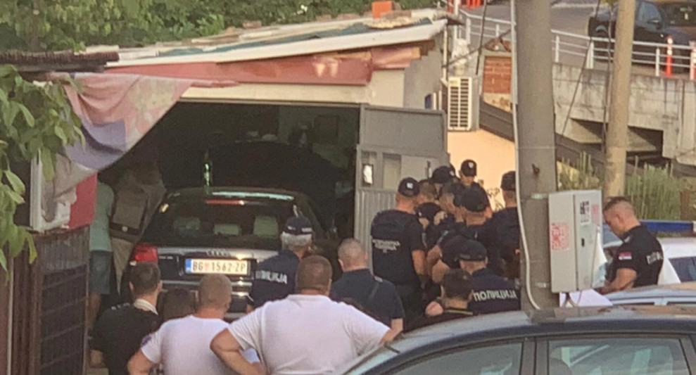 NOŽ POD GRLOM, PREGOVORI U TOKU Novi detalji drame u Beogradu, čerka otetog na licu mjesta (FOTO)