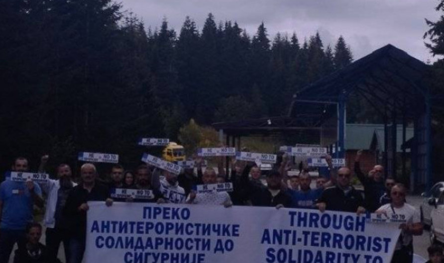 GRUPA GRAĐANA IZ PODGORICE NA PRELAZU KULA: Stop teroru nad Srbima na Kosovu