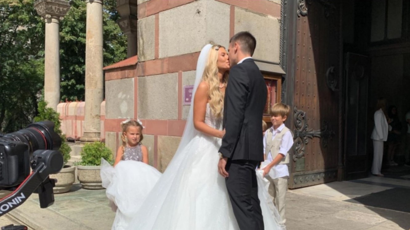 PRVI PLES NA VENČANJU ĐORĐA ĐOKOVIĆA Mlada i mladoženja zablistali u belom, a na slavlju im peva čuveni pevač (FOTO)