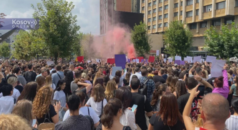 HAOS U PRIŠTINI! Hiljade Albanaca traži osvetu zbog djevojčice, neredi na ulicama! (VIDEO)