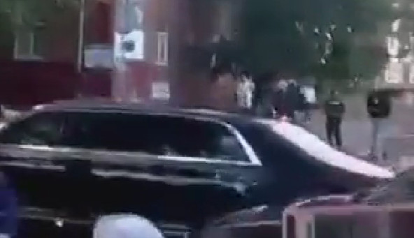 PUTIN ZAUSTAVIO AUTO I IZAŠAO Neobična scena obišla svijet, postavio mještanima dva pitanja (VIDEO)