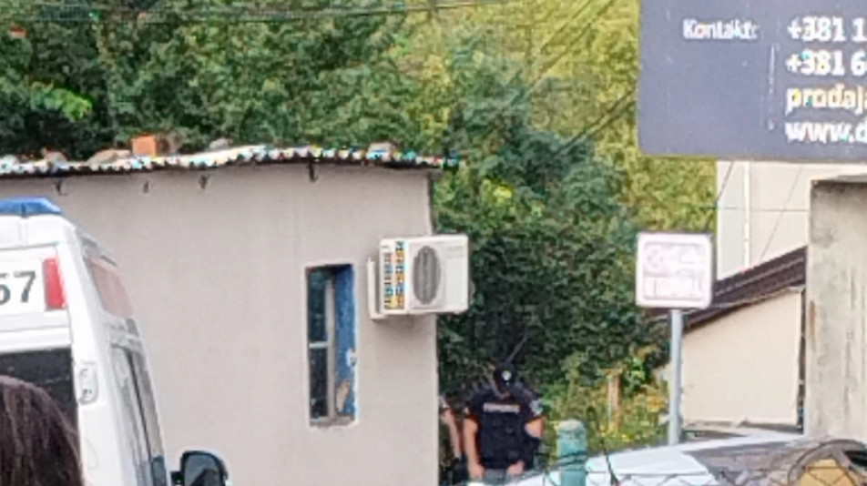 PRVE FOTOGRAFIJE TALAČKE KRIZE Otmičar uhapšen, policija opkolila radnju! (FOTO)