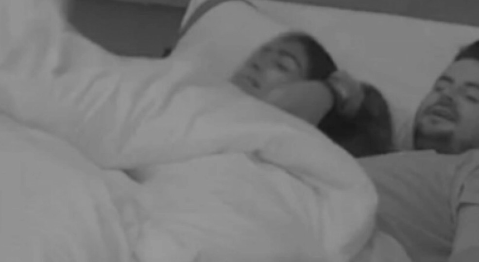 PAO PRVI SE*S U ZADRUZI 6 Skinuo se Lil Boks, a ona se zavukla ispod jorgana (VIDEO+18)