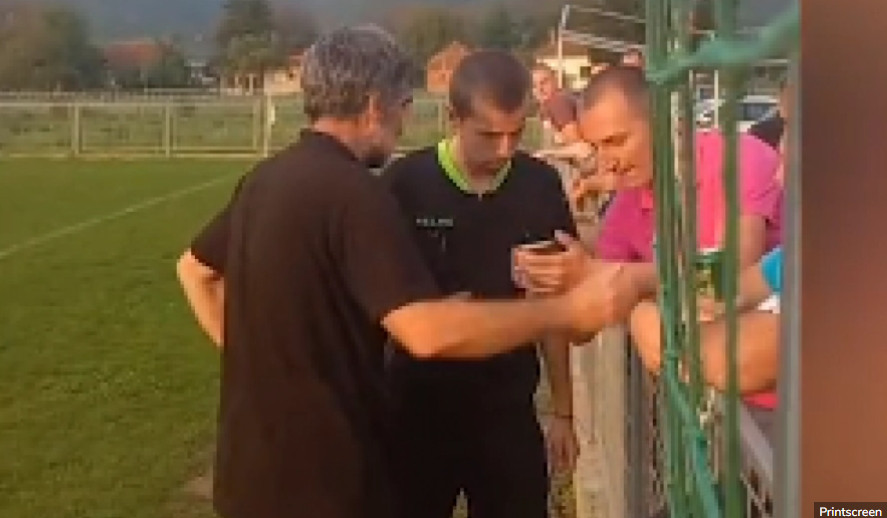 KOMIČNA SCENA U SRBIJI Evo kako izgleda niželigaški VAR: Sudija gledao snimak na telefonu, pa donio odluku u 90. minutu! (VIDEO)