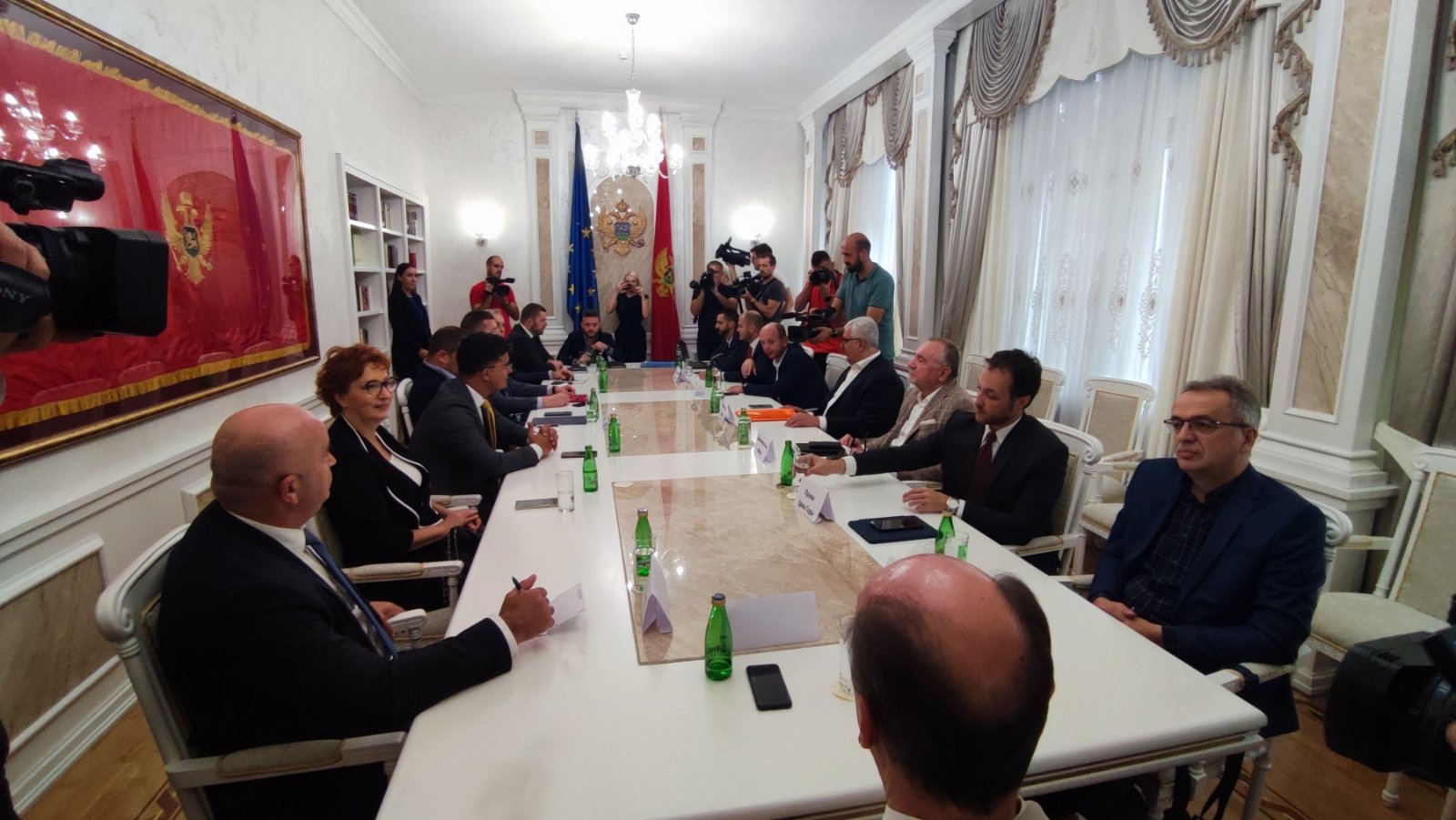 DOGOVOR NA POMOLU? Počeo sastanak parlamentarne većine, prisutne i Demokrate