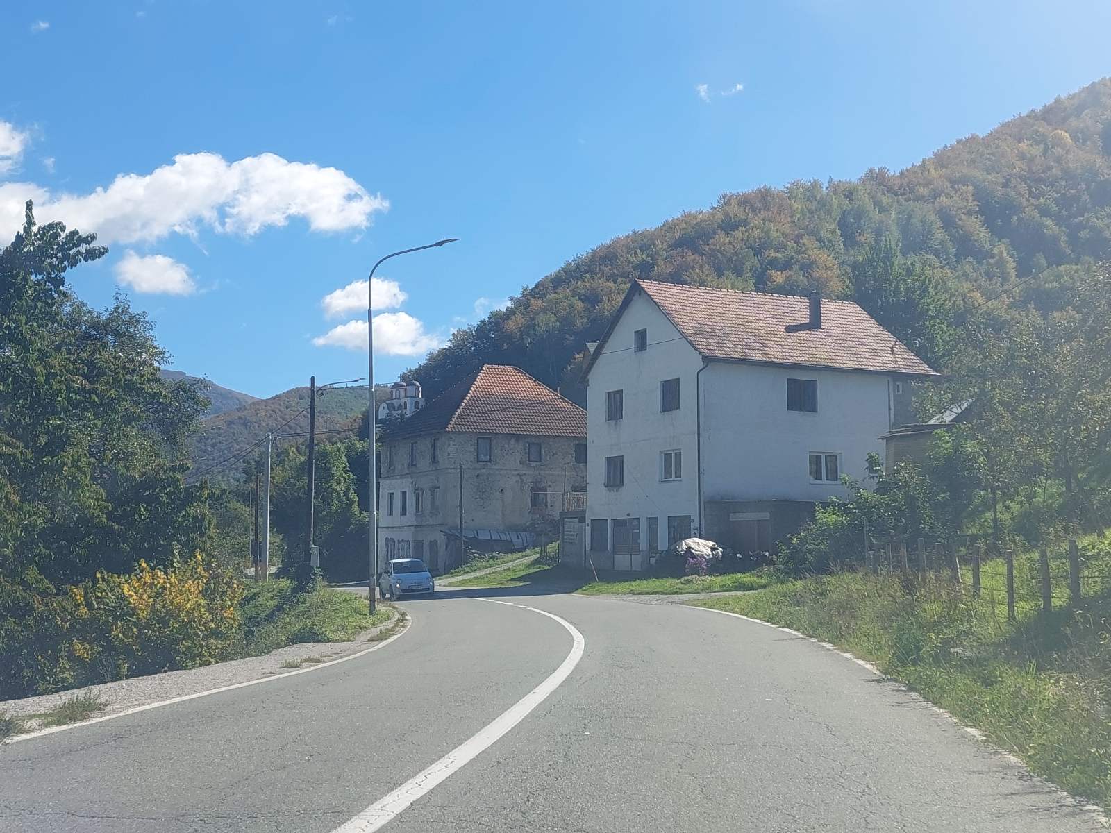 STANJE NA PUTEVIMA Duž klisura i usjeka učestali odroni, VOZITE OPREZNO
