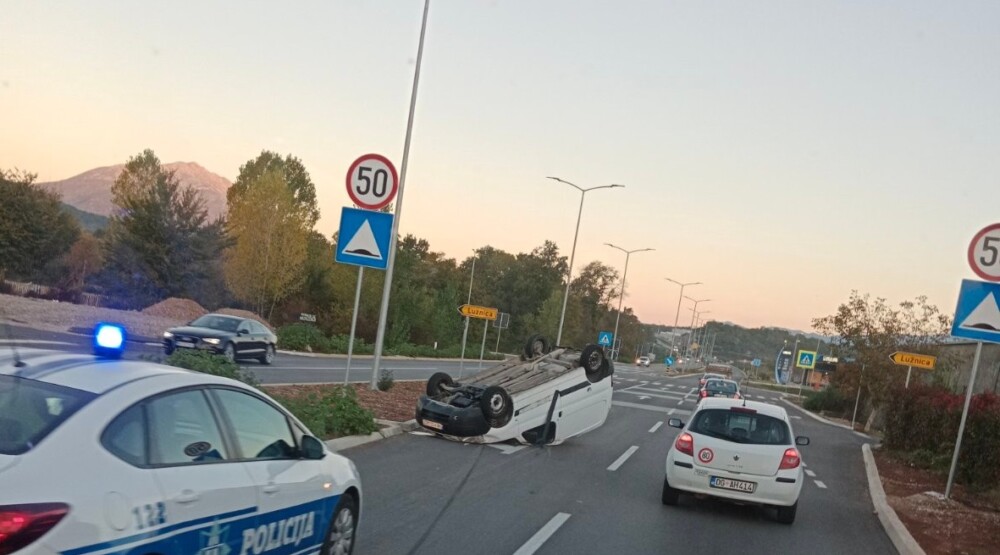 UDES NA MAREZI: Auto završilo na krovu, jedna osoba povrijeđena