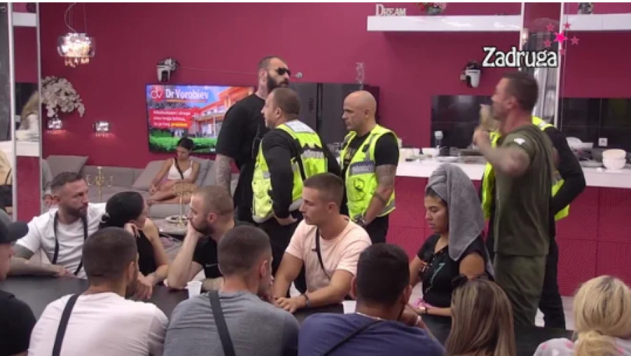 EMIL NASRNUO NA ĆERTIĆA Tresla se Bijela kuća, obezbjeđenje odmah reagovalo (VIDEO)