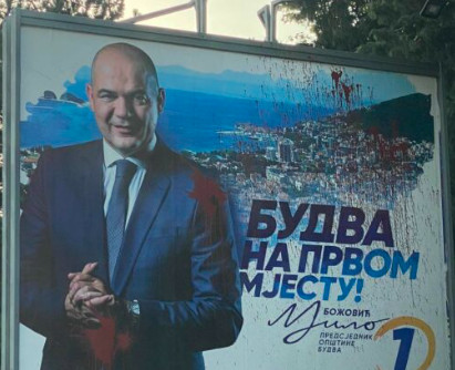 (FOTO) BRUTALNI POLITIČKI VANDALIZAM U BUDVI: Uništeni bilbordi Mila Božovića